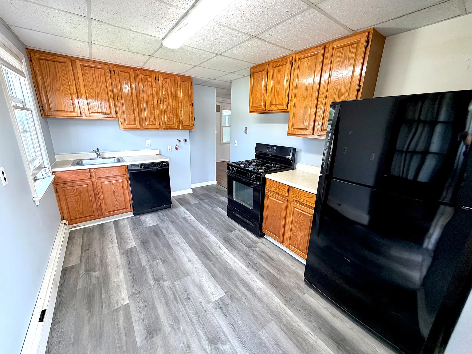 3 bed, 1000 sqft, $2,200 — Photo 2