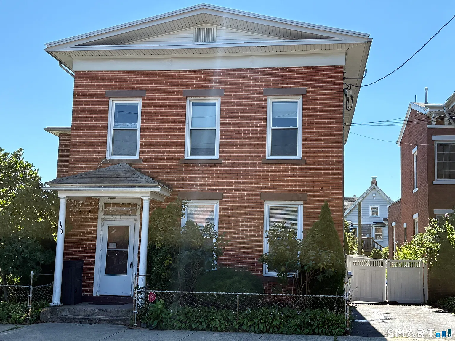 2 bed, 1.0 bath, 2400 sqft, $2,600 — Photo 1