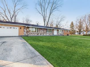 6726 Crest Rd, Darien, IL 60561