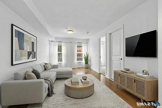 1 bed, 550 sqft, $2,300 — Photo 2