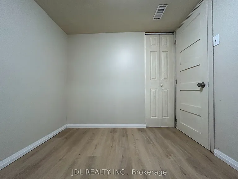 21 Squires Ave — Photo 8