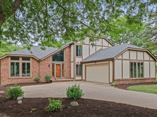 315 Valley Brook Oval, Hinckley, OH 44233