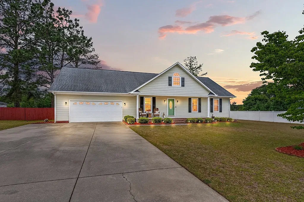 Spacious 3-Bed Single-Family Home with Garage and Central AC — Photo 1