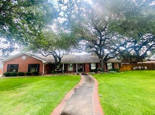 1035 E Malone Dr, Devine, TX 78016
