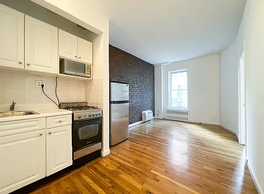 Rented by Kahen Properties | media 9