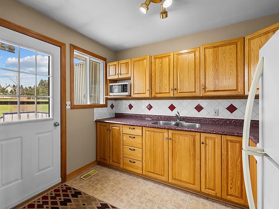 5th image of 3079 E Point Rd