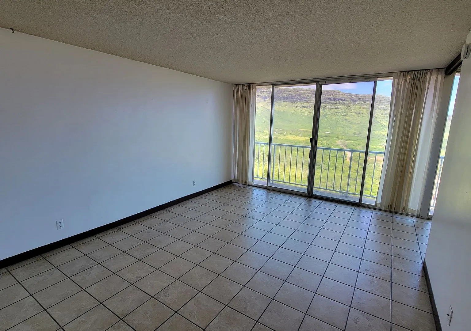Tranquil 1 Bedroom Apartment Located in the Makaha Valley Towers Complex. — Photo 4