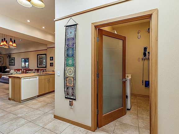 5th image of 2205 Ashland St #203