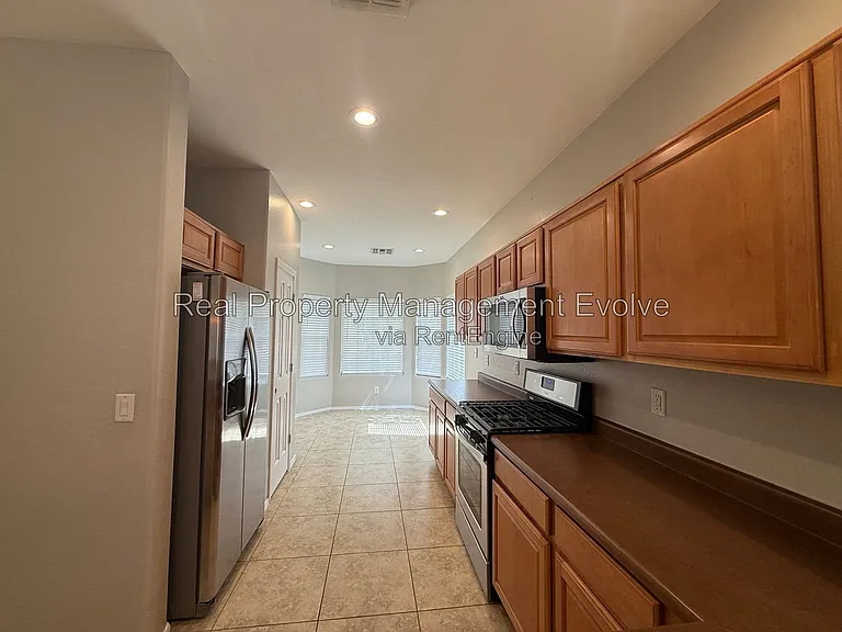 2513 W Woburn Ln — Photo 5