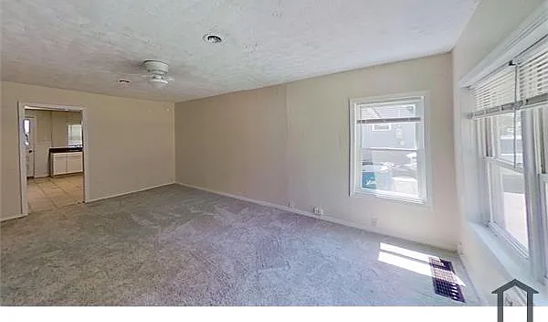 204 Elbring Dr — Photo 5