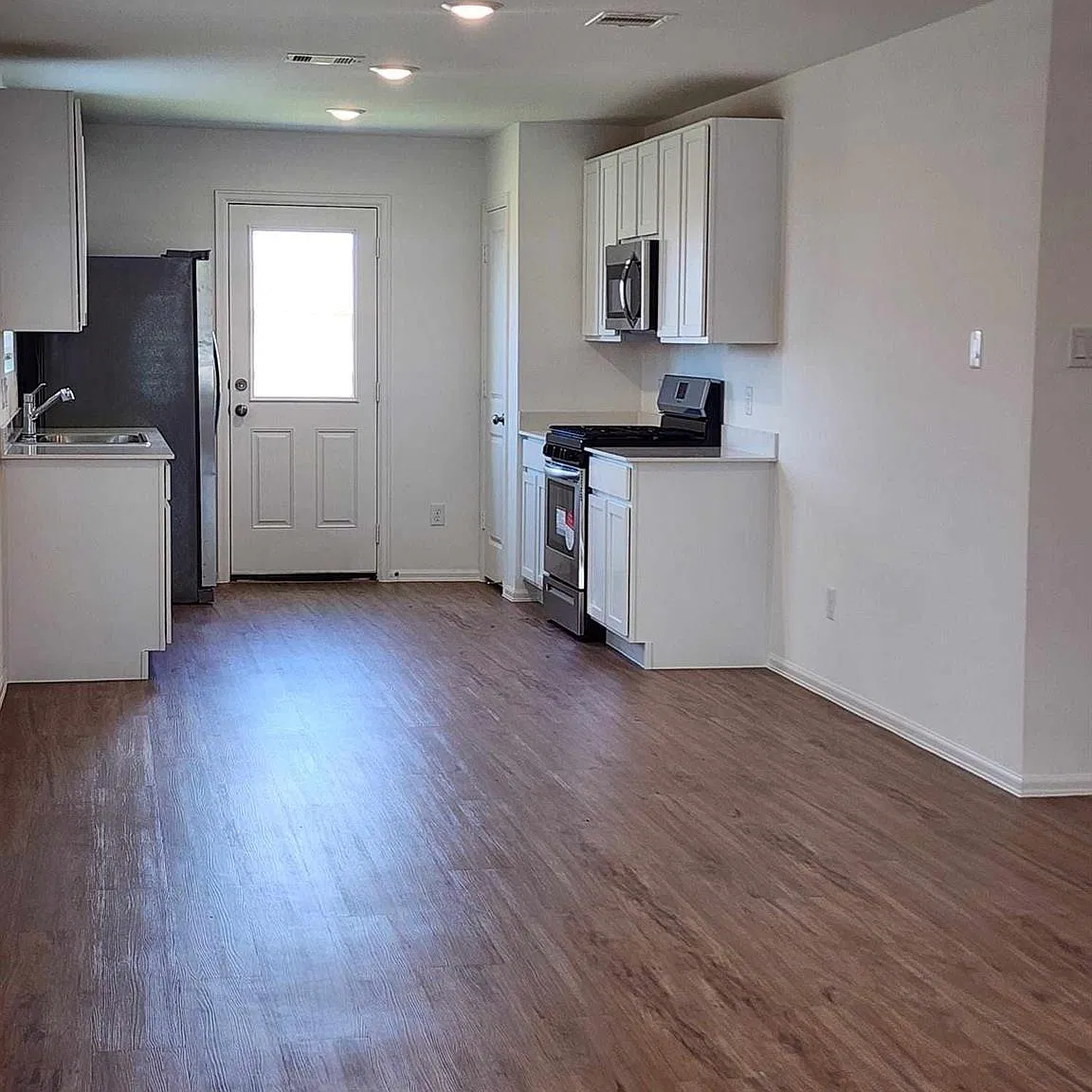 3 bed, 2.0 bath, 1248 sqft, $2,000 — Photo 4