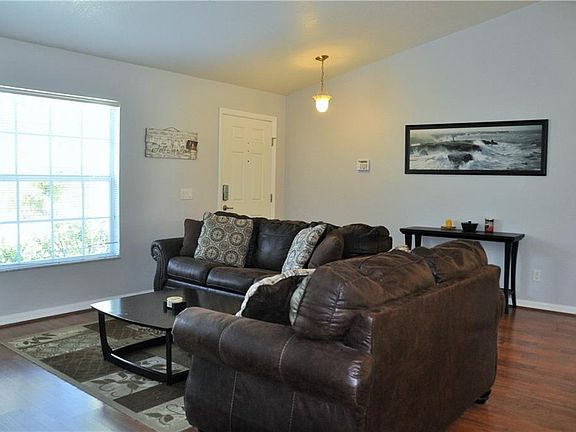 5th image of 1877 Foxglove Ave