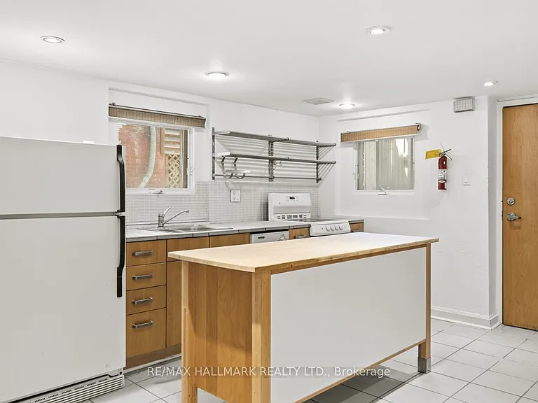321 Palmerston Blvd #A — Photo 2