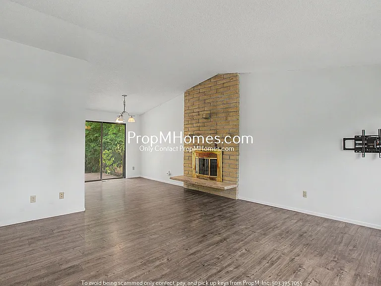 810 SW Spring Ln — Photo 5