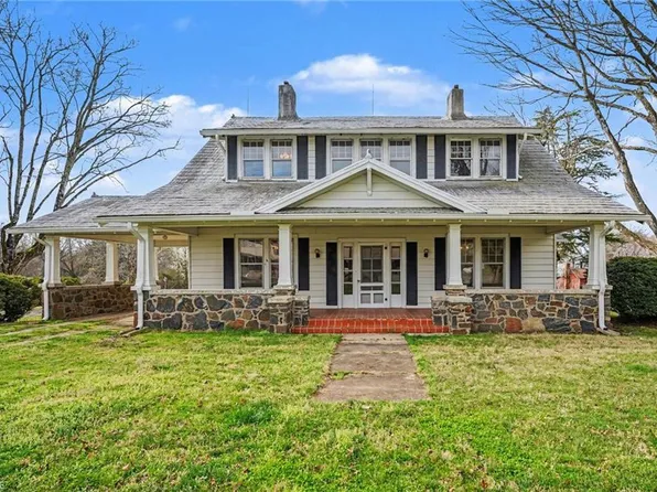 402 E Main St, Boonville, NC 27011