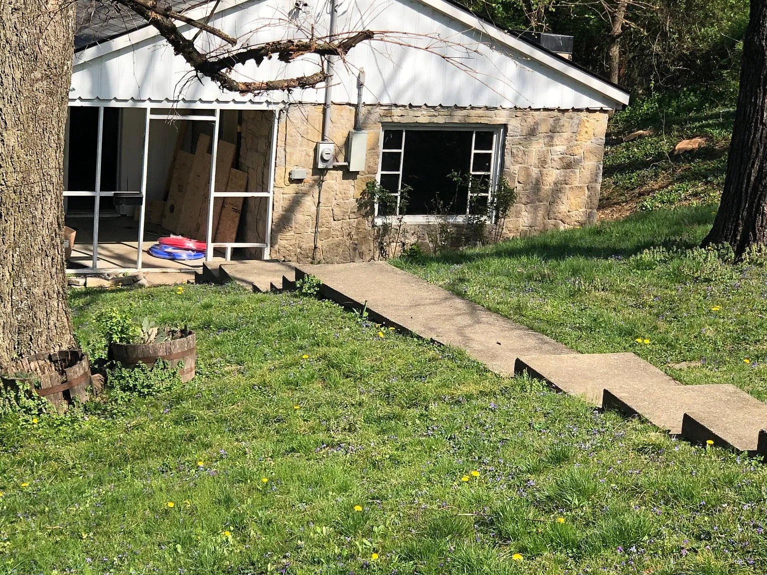 614 Blackburn Ave — Photo 1
