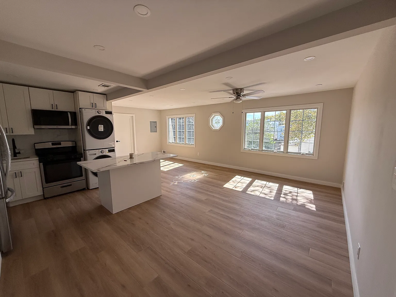 2 bed, 900 sqft, $3,000 — Photo 3