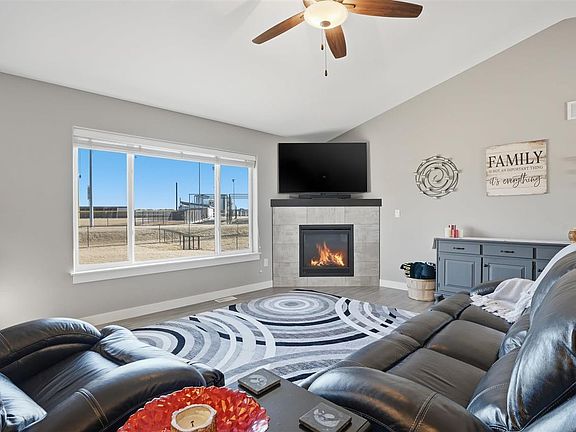 5th image of 1405 E Tartan Dr
