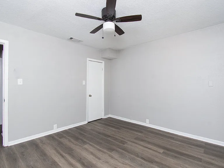 605 N Main St — Photo 8