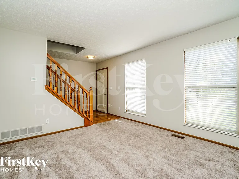 5856 Oldenburgh Way — Photo 2