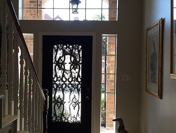 Front entry/20 ft ceilings