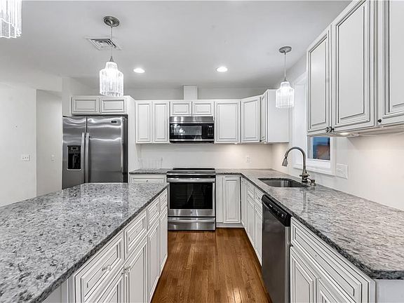 4th image of 40 Burnside Ave