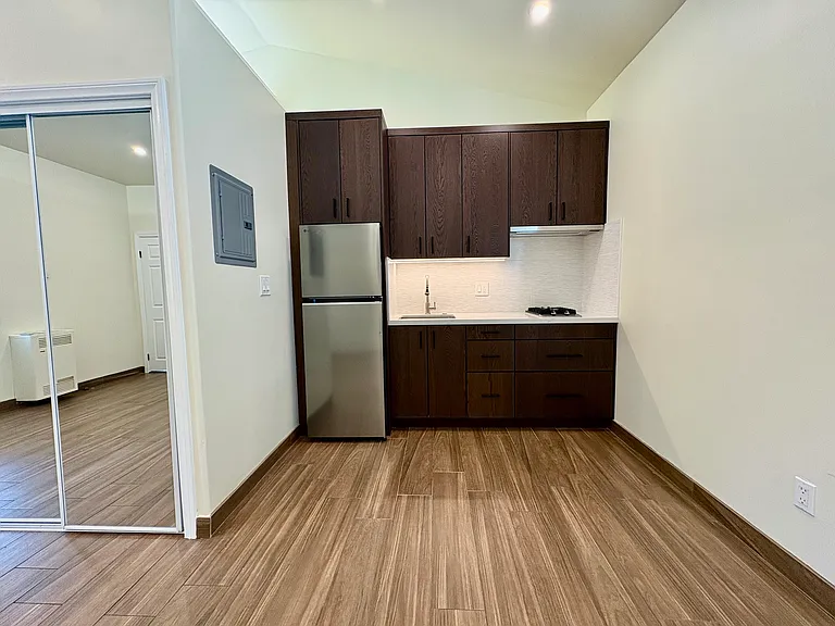 16006 Bassett St — Photo 5