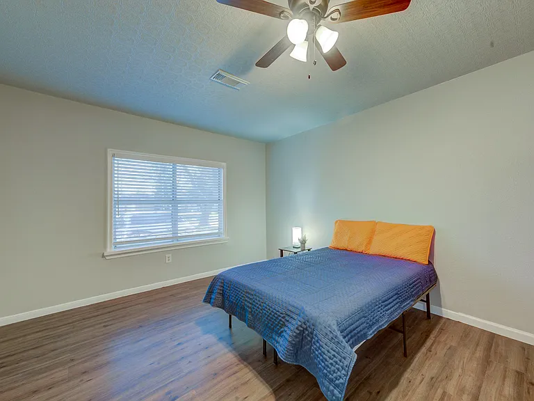 Thornwood Dr — Photo 1