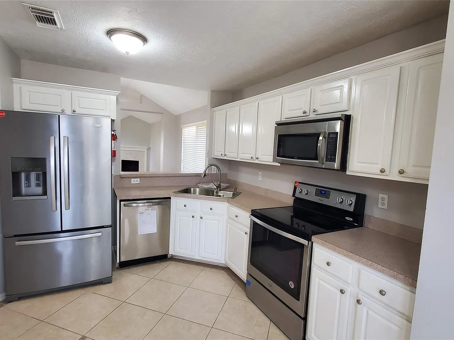3 bed, 2.0 bath, 1484 sqft, $2,000 — Photo 2