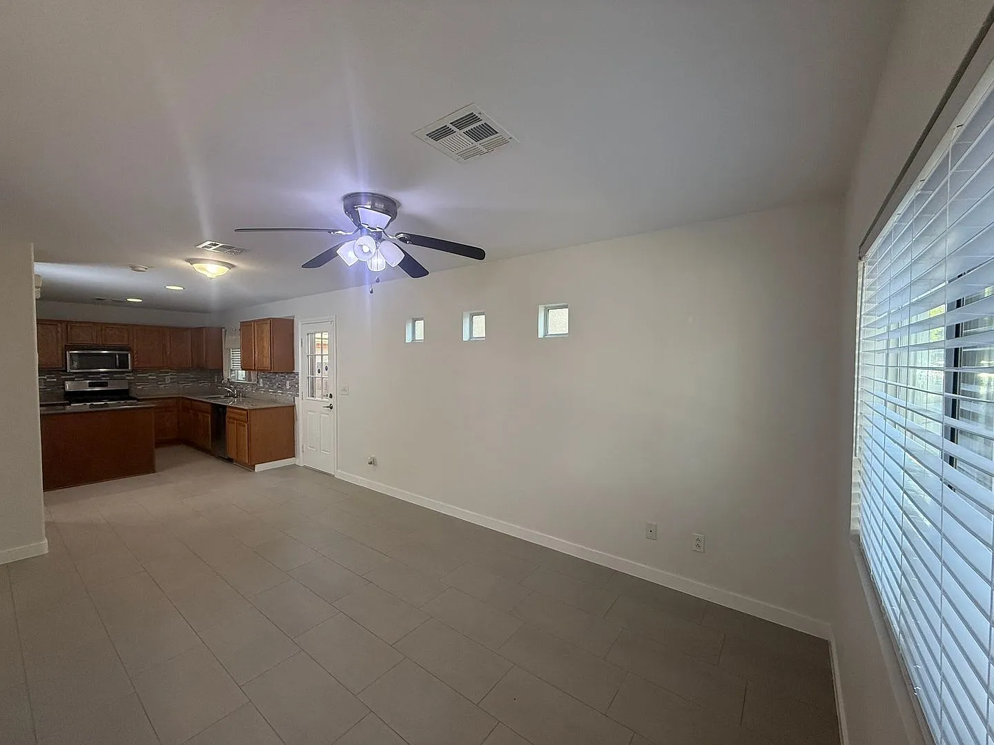 Charming home located near Nellis Blvd & Lake Mead Blvd — Photo 2