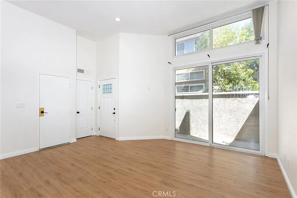 3 bed, 2.5 bath, 1558 sqft, $4,000 — Photo 4