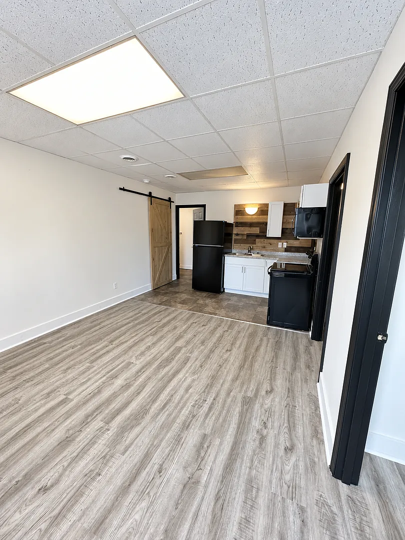 Wisconsin House Apartments — Photo 3