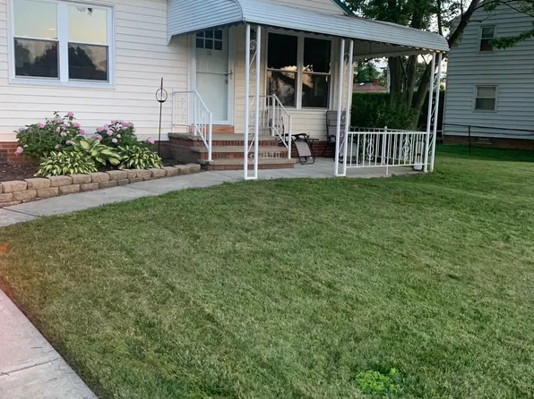 8107 Deerfield Dr, Parma, OH 44129