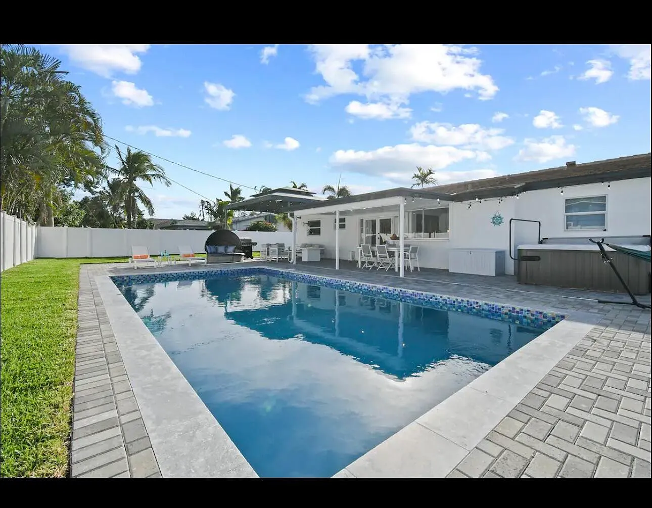 3 bed, 2.0 bath, 1298 sqft, $5,900 — Photo 1