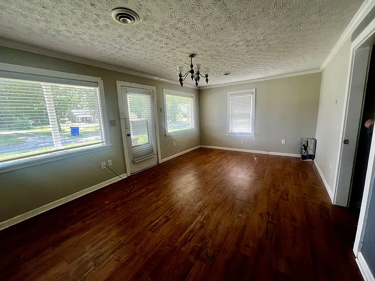 413 E Madison St — Photo 7