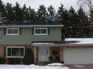 24 Sycamore Dr, Chelsea, MI