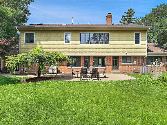 5th image of 827 S Arlington Heights Rd