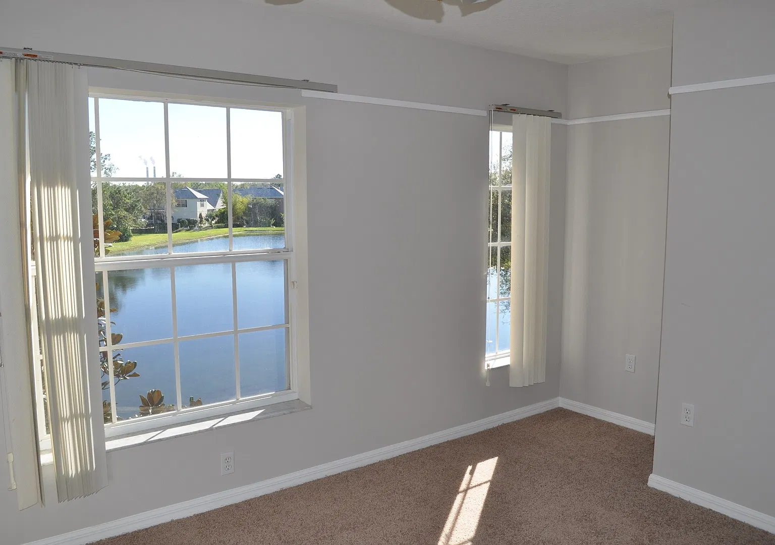 Beautiful Avalon Park Townhome Water Views, First-Floor Primary Suite & Loft! — Photo 3