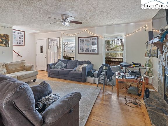 3rd image of 656 Winterberry Trail