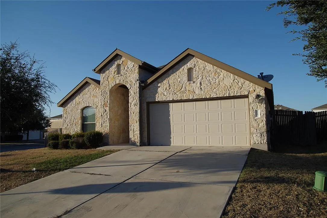 4 bed, 3.0 bath, 2160 sqft, $2,000 — Photo 1