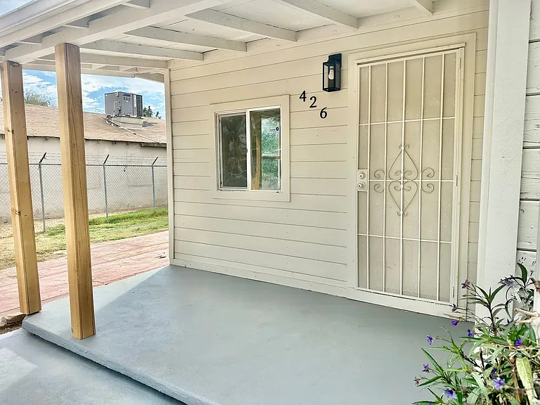 426 N Vineyard Ave — Photo 5