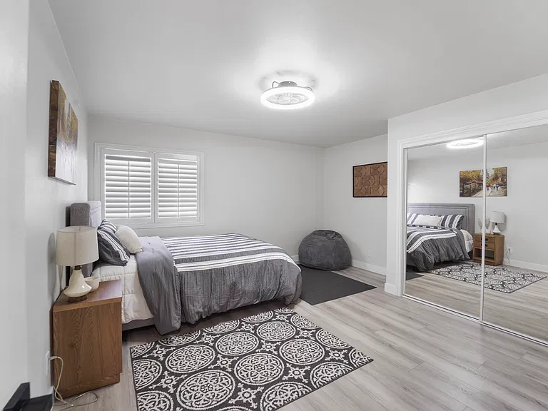 2431 S Victoria Ave — Photo 10