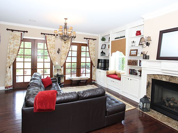 3rd image of 988 Rivergreen Ln