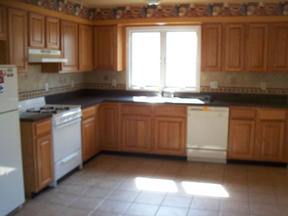 2nd image of 915 Dennis Pl