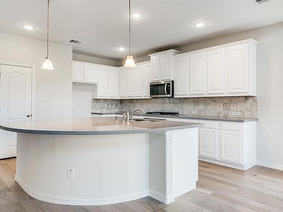 4th image of 1212 Kensington Dr