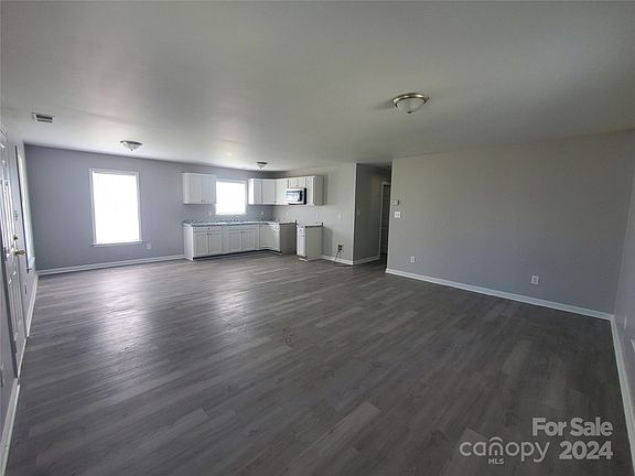 4th image of 501 Morehead St