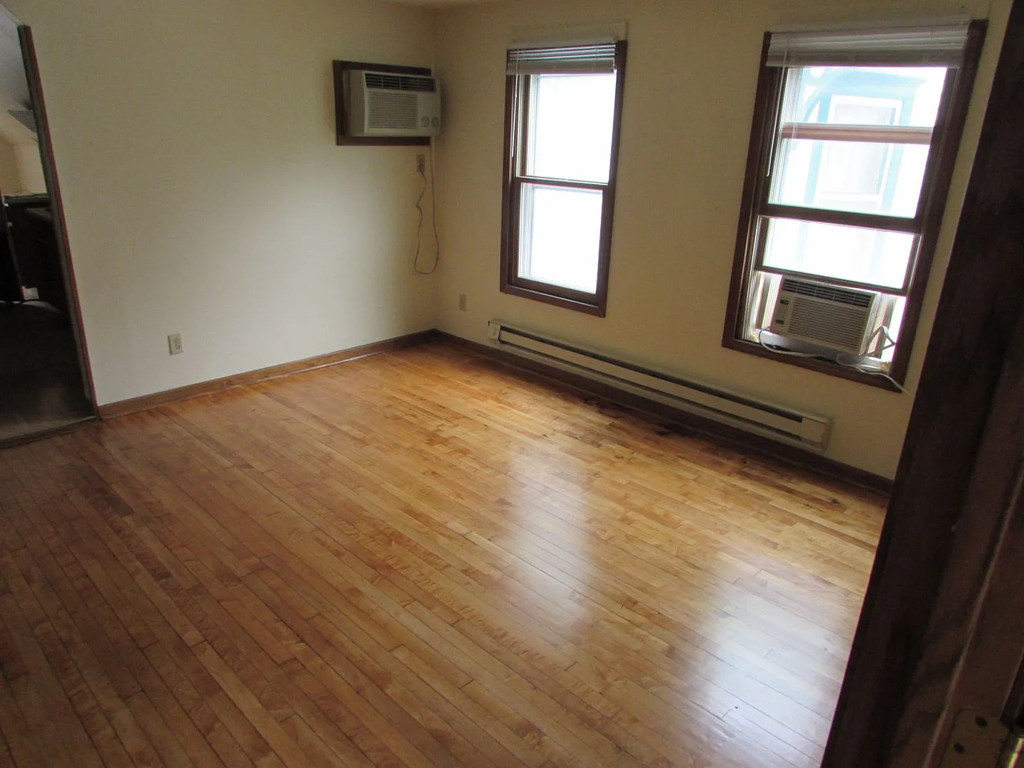 (572) - 1447 Williamson Street — Photo 3
