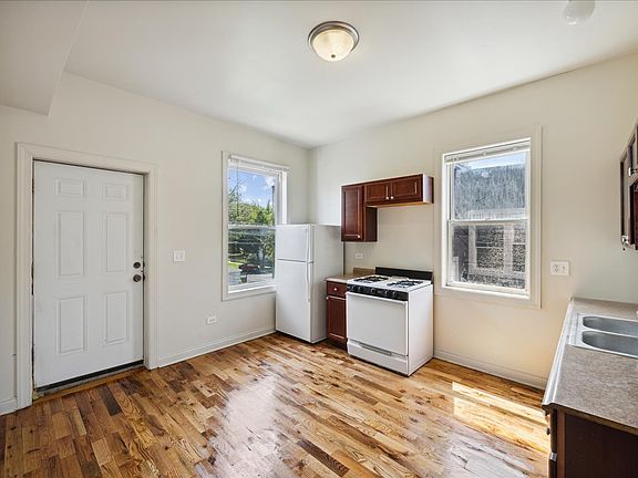 5th image of 905 N Leclaire Ave