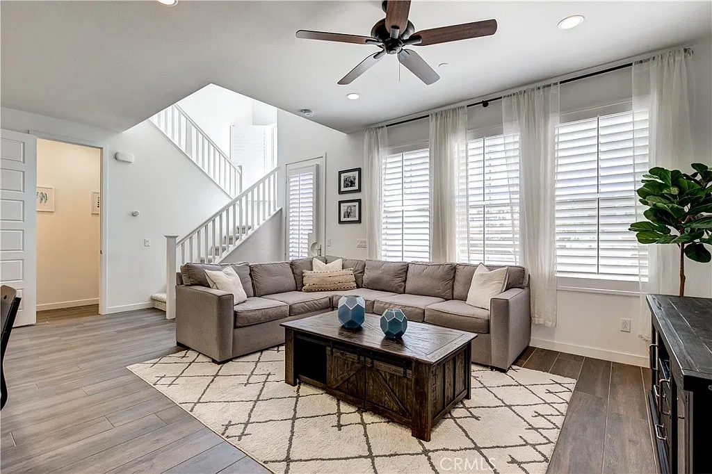 3 bed, 2.5 bath, 1772 sqft, $4,500 — Photo 2