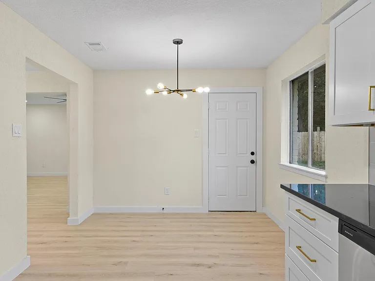 2322 Aprilmont Dr — Photo 15
